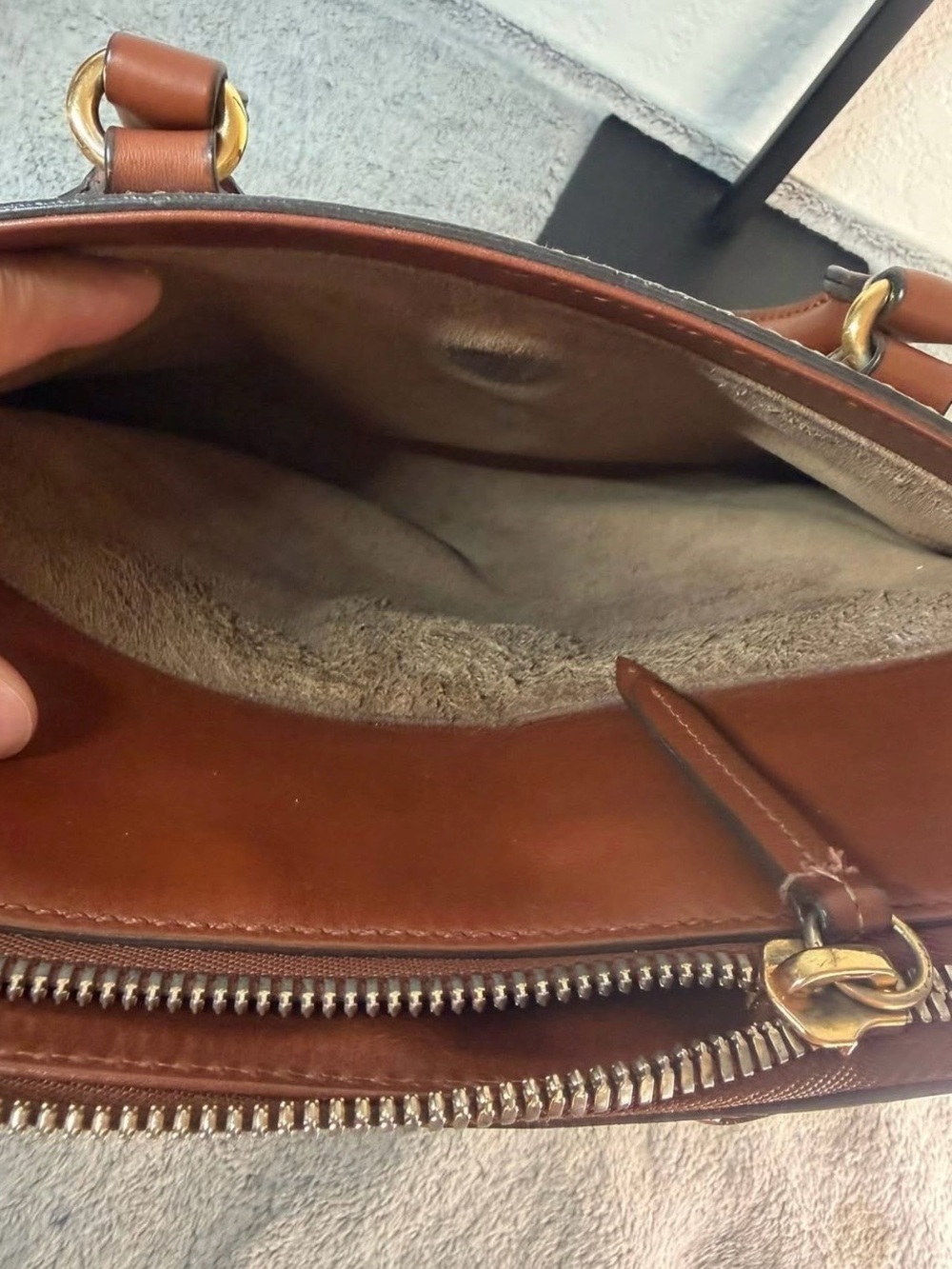 Gucci Supreme Zip Top Tote - Picture 6 of 16
